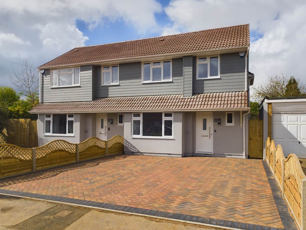 4 bed semidetached house for sale in New Park Drive, Hemel Hempstead