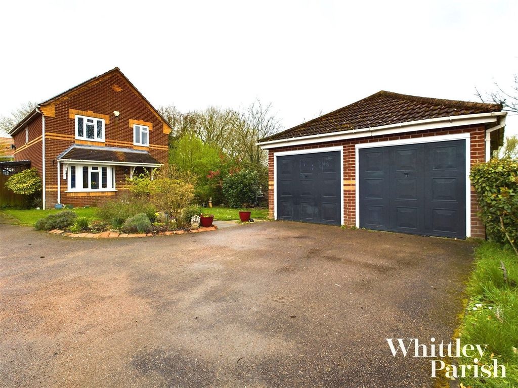 4 bed detached house for sale in Blackthorn Road, Attleborough NR17, £