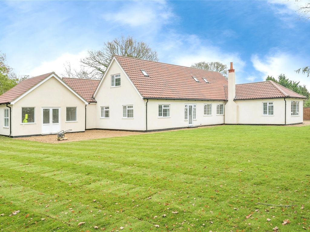 6 bed bungalow for sale in Summer Drive, Hoveton, Norwich NR12, £