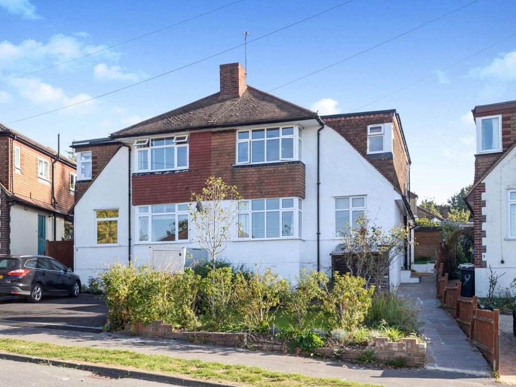 3 bed semidetached house to rent in The Crescent, Epsom KT18, £2,100
