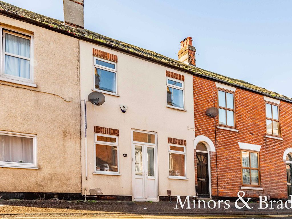 4 bed terraced house for sale in High Street, Gorleston NR31, £190,000