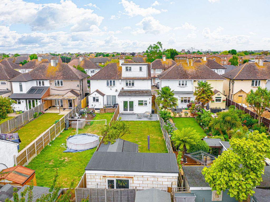 4 bed semidetached house for sale in Pentland Avenue, SouthendOnSea