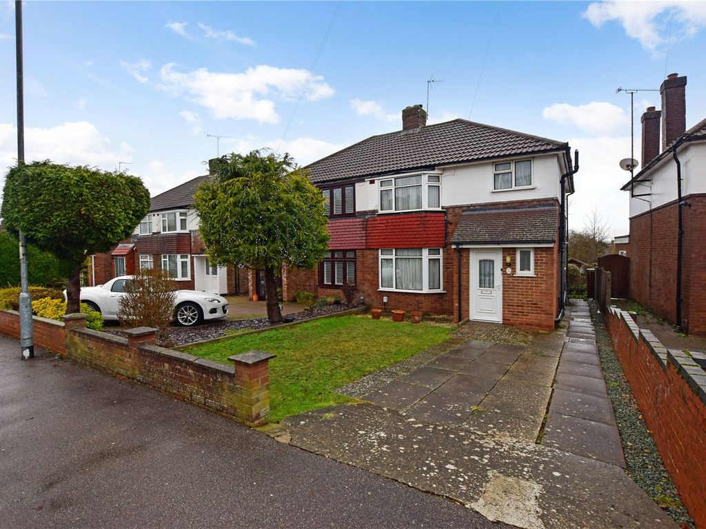 3 bed semidetached house for sale in Jeans Way, Dunstable