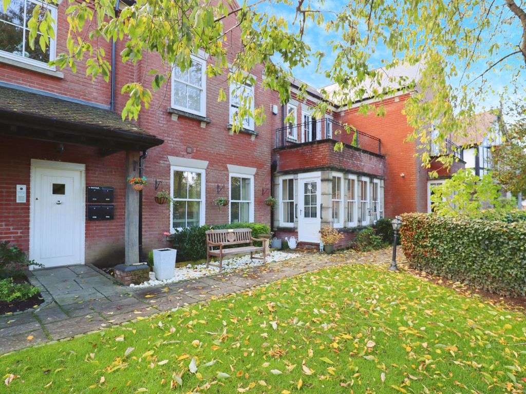 2 bed flat for sale in Guys Common, Dunchurch, Rugby CV22, £325,000