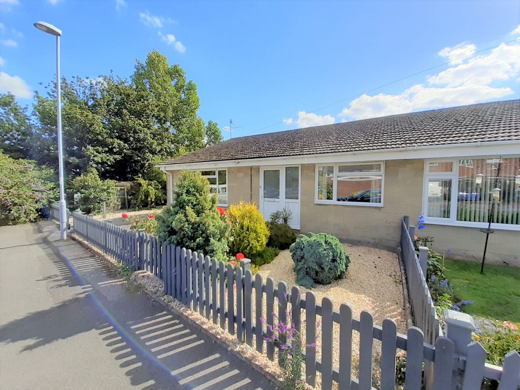 3 bed semidetached bungalow for sale in Springfield Close, Shaftesbury