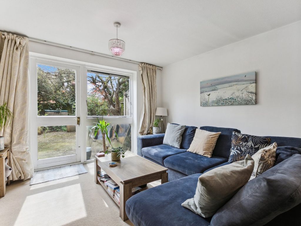 2 bed terraced house for sale in Arundel Close, London SW11, £650,000