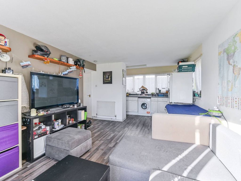 1 bed flat for sale in Brecon Close, Mitcham CR4, £185,000 Zoopla