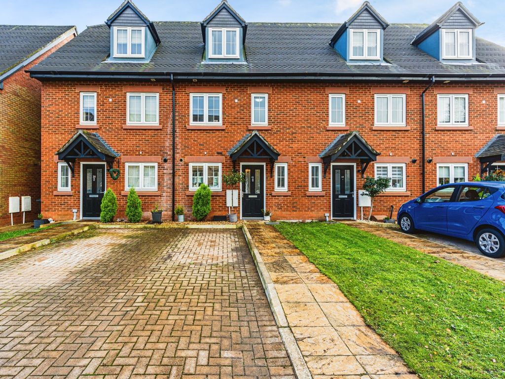 4 bed terraced house for sale in West Park Drive, Macclesfield SK10, £