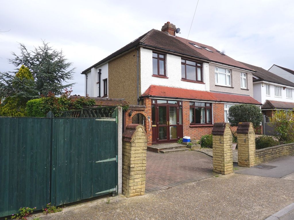 3 bed semidetached house for sale in Orchard Gardens, Chessington