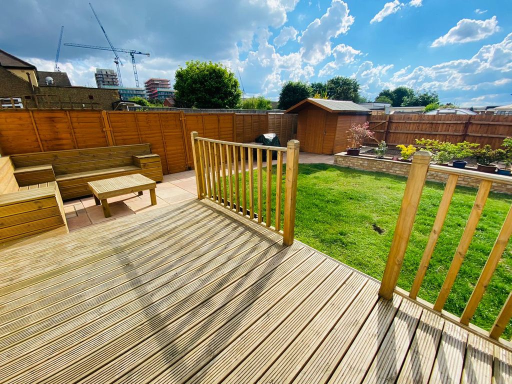 2 bed bungalow to rent in Askwith Road, Rainham RM13, £1,775 pcm Zoopla