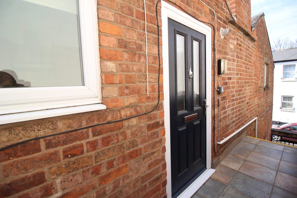 2 bed to rent in Rosefield Street, Leamington Spa CV32, £