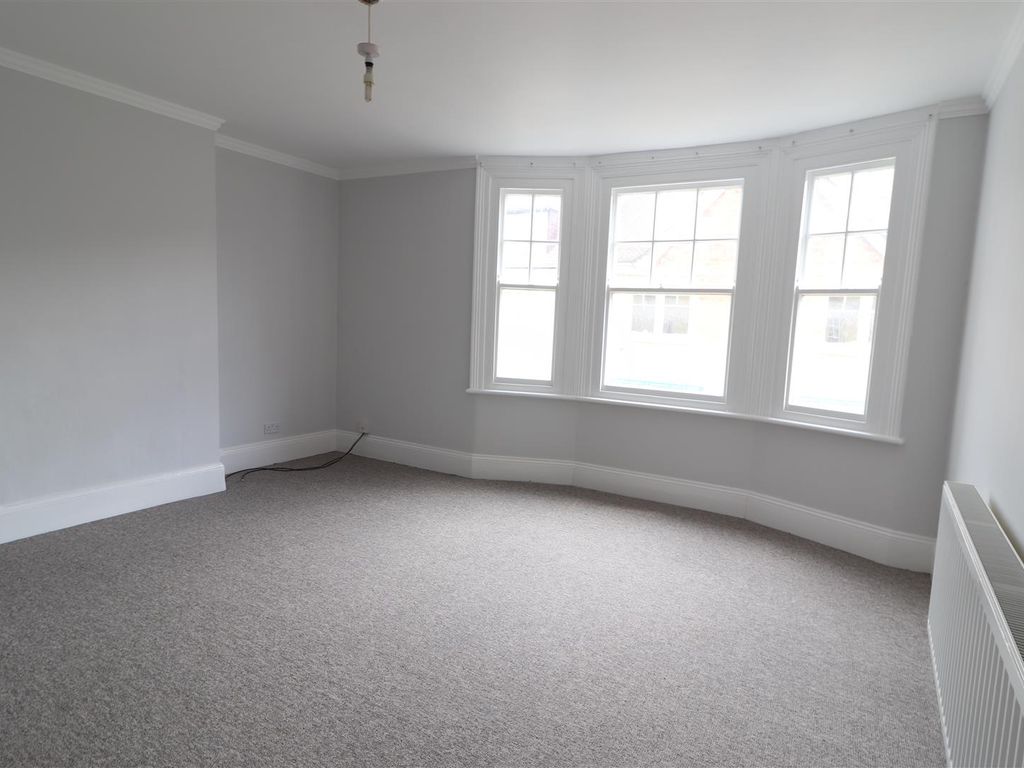 4 bed flat to rent in Apartment, 20 North Street, GL54, £