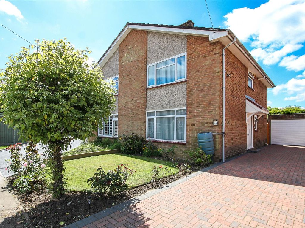 3 bed semidetached house for sale in Glovers Field, Kelvedon Hatch