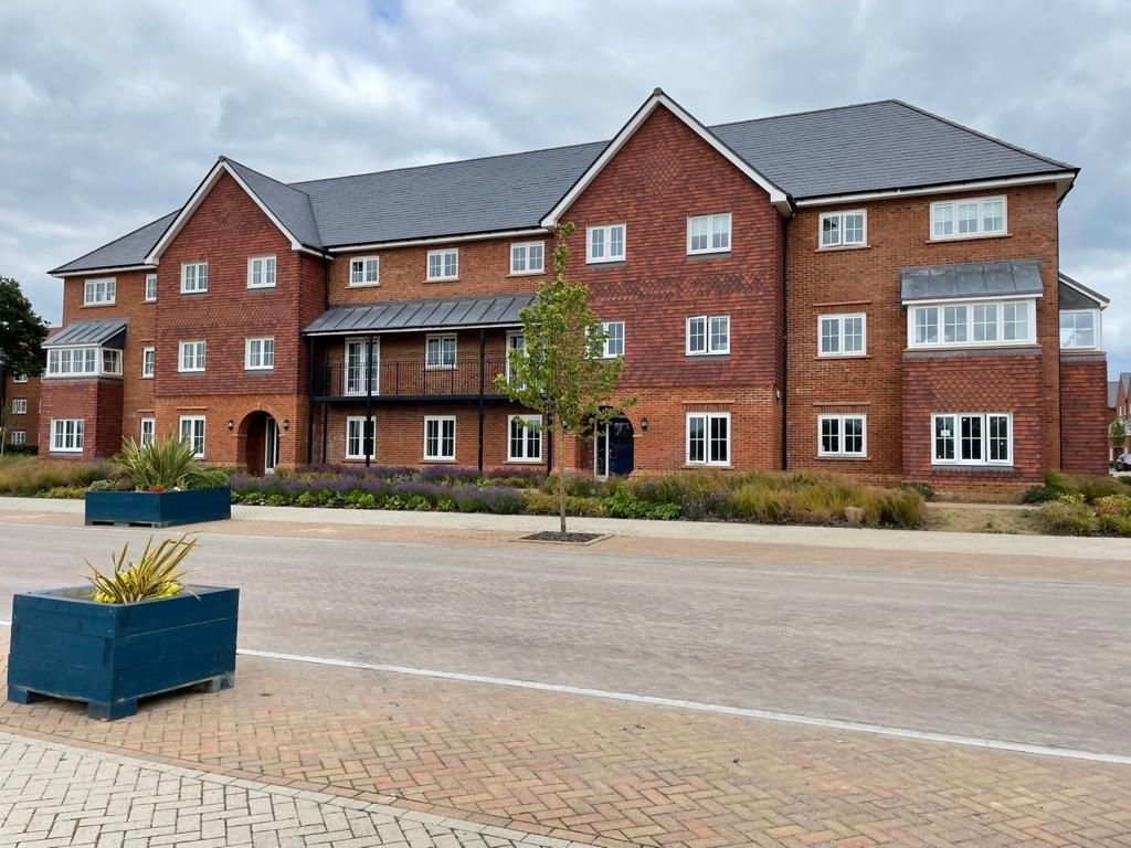 2 bed flat to rent in Franklin Gardens, Didcot OX11, £1,300 pcm Zoopla