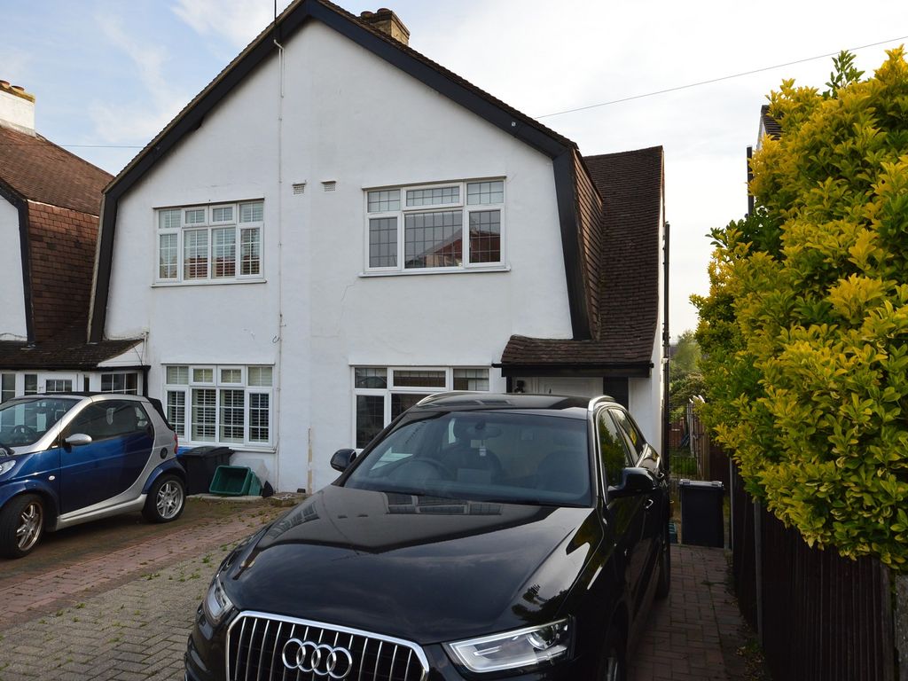 2 bed end terrace house to rent in Chantry Road, Chessington, Surrey