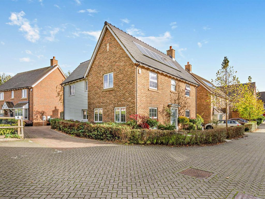 4 bed detached house for sale in Butler Close, Harrietsham, Maidstone