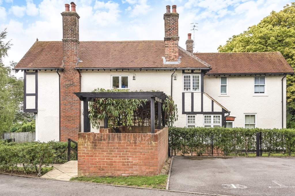 2 bed flat to rent in High Buckinghamshire HP13, £1,300 pcm