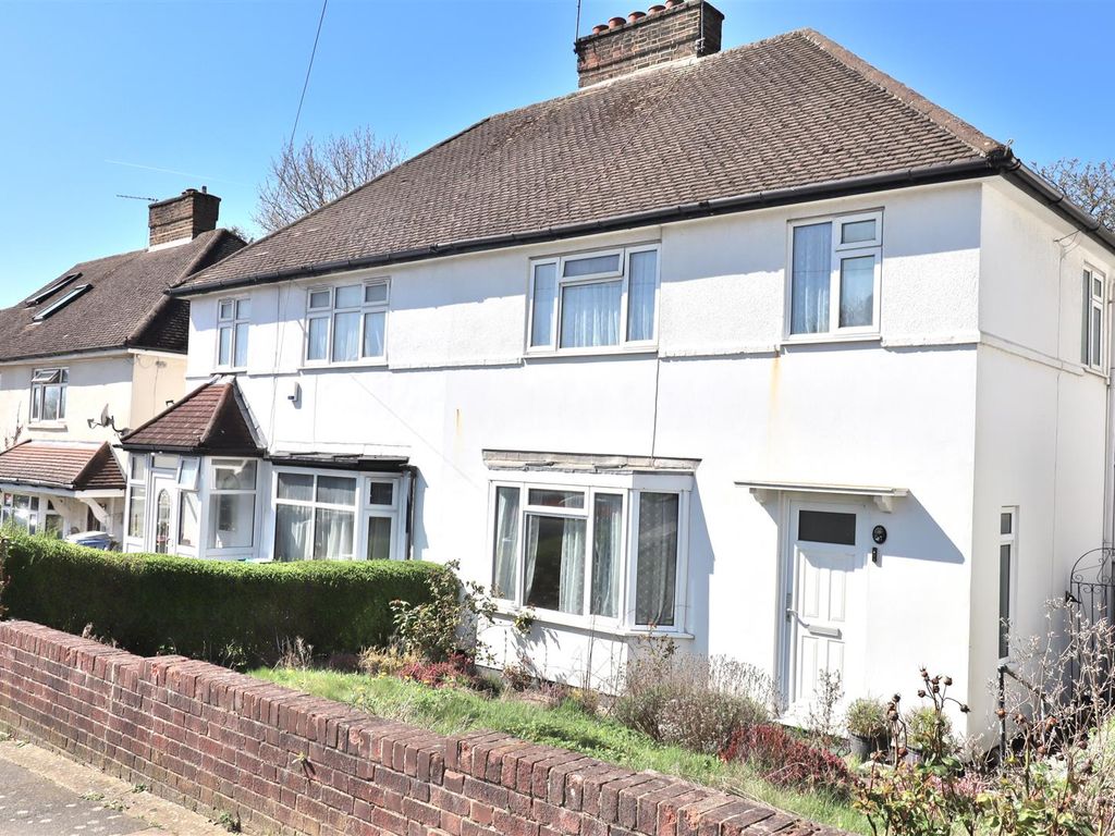 3 bed semidetached house for sale in Gardens, London NW7, £