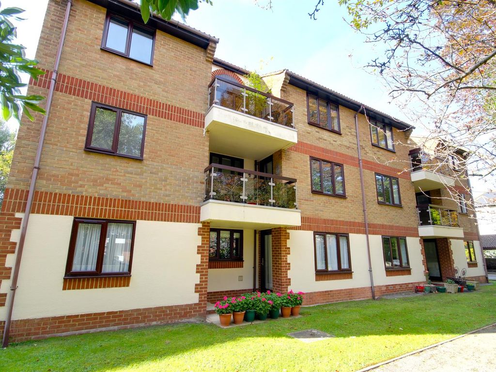 2 bed flat for sale in St. Botolphs Road, Worthing BN11, £260,000 Zoopla