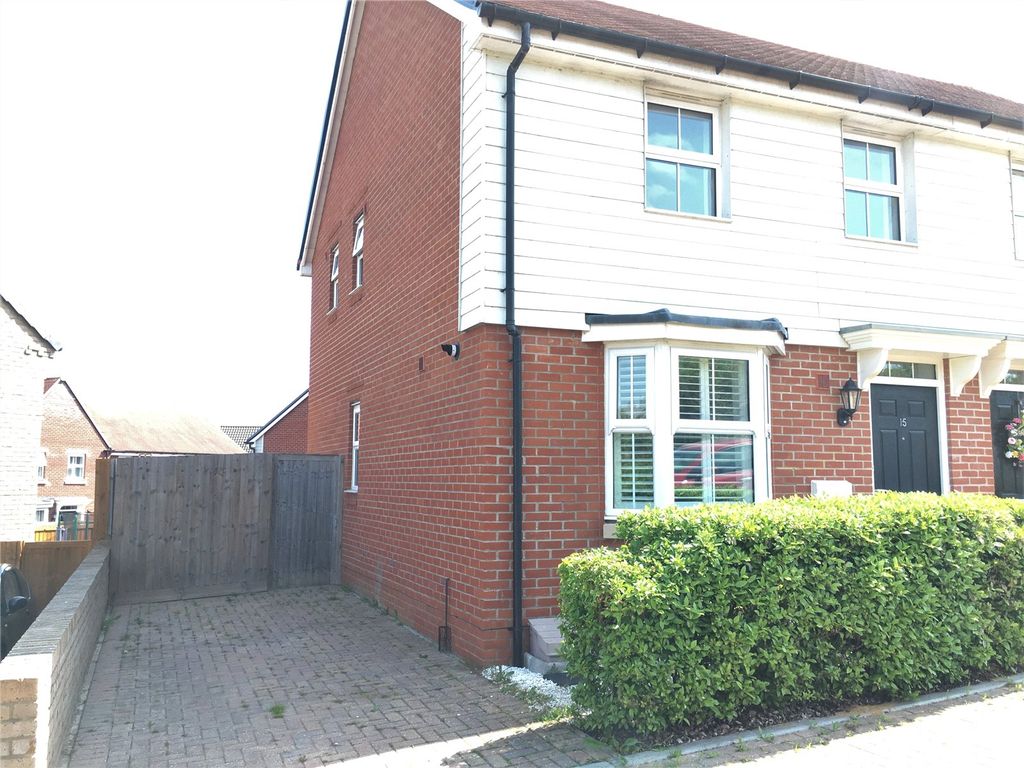 3 bed semidetached house to rent in Larch Grove, Southminster, Essex