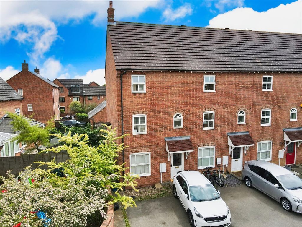 4 bed end terrace house for sale in Glendurgan Court, Westcroft, Milton