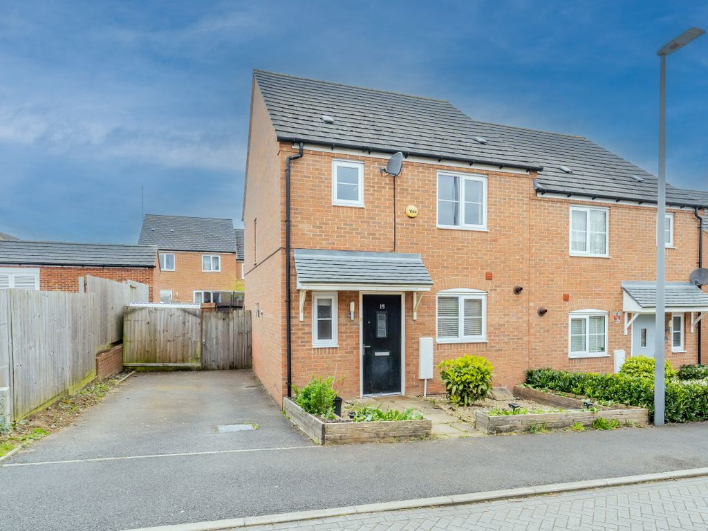 3 bed semidetached house to rent in King Close, Bletchley, Milton