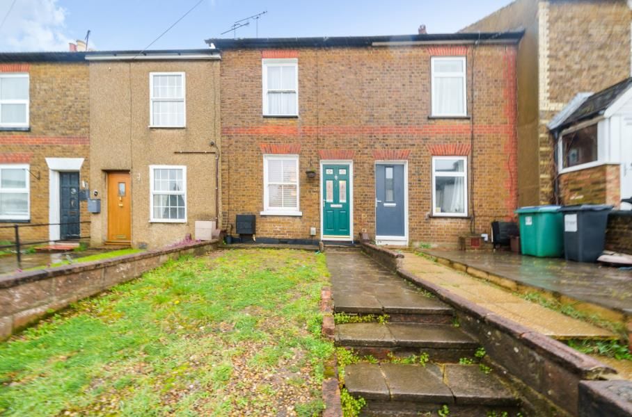 2 bed terraced house to rent in Pinner Road, Watford WD19, £1,600 pcm