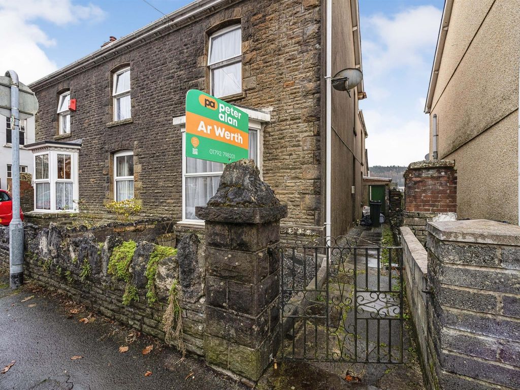 2 bed end terrace house for sale in High Street, Pontardawe, Swansea