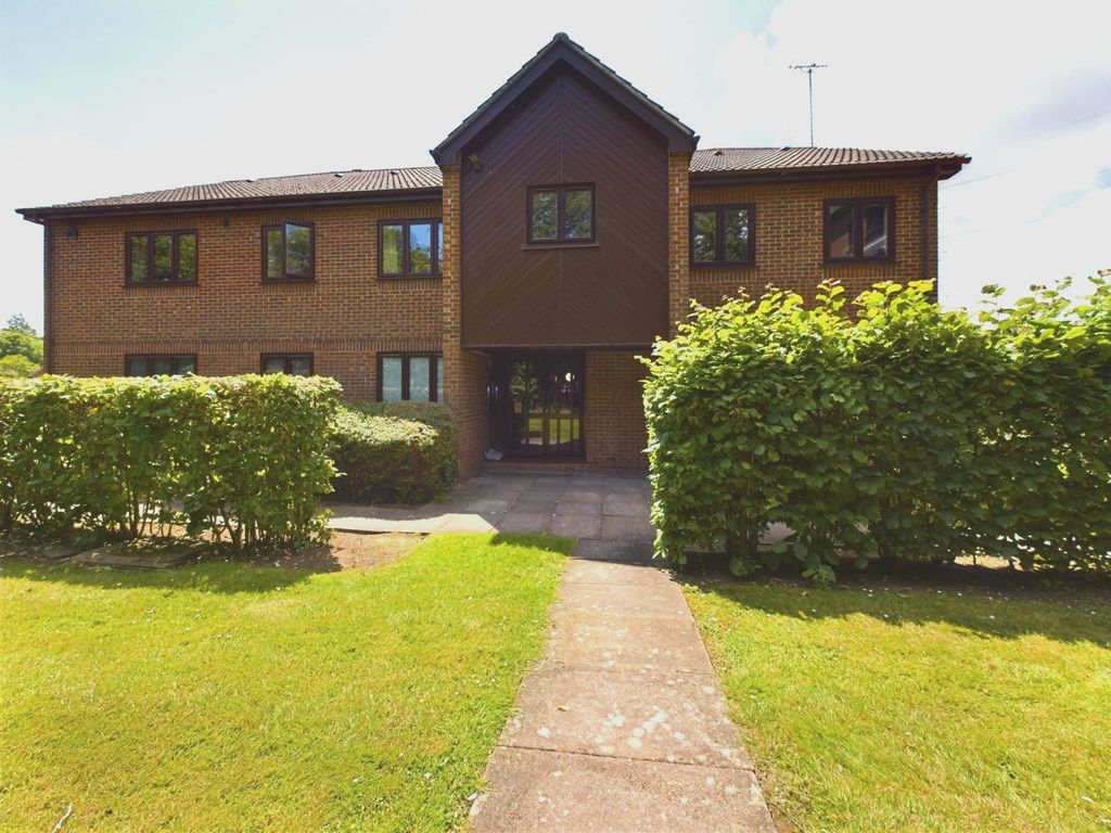 1 bed flat for sale in Dormer Close, The Willows, Aylesbury HP21, £