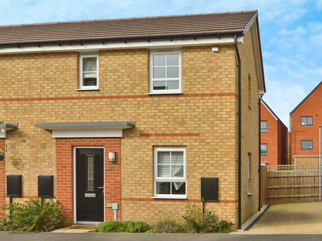 2 bed semidetached house for sale in Saturn Avenue, Fairfields, Milton