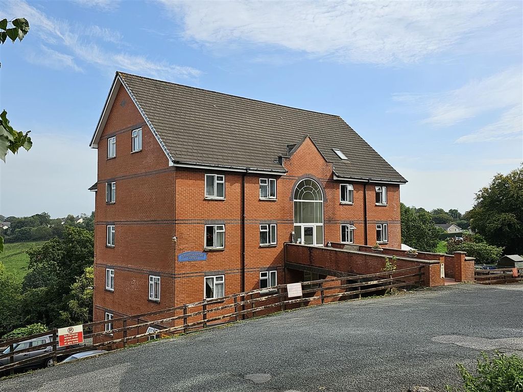 2 bed flat for sale in Tavistock Road, Launceston PL15, £105,000 Zoopla