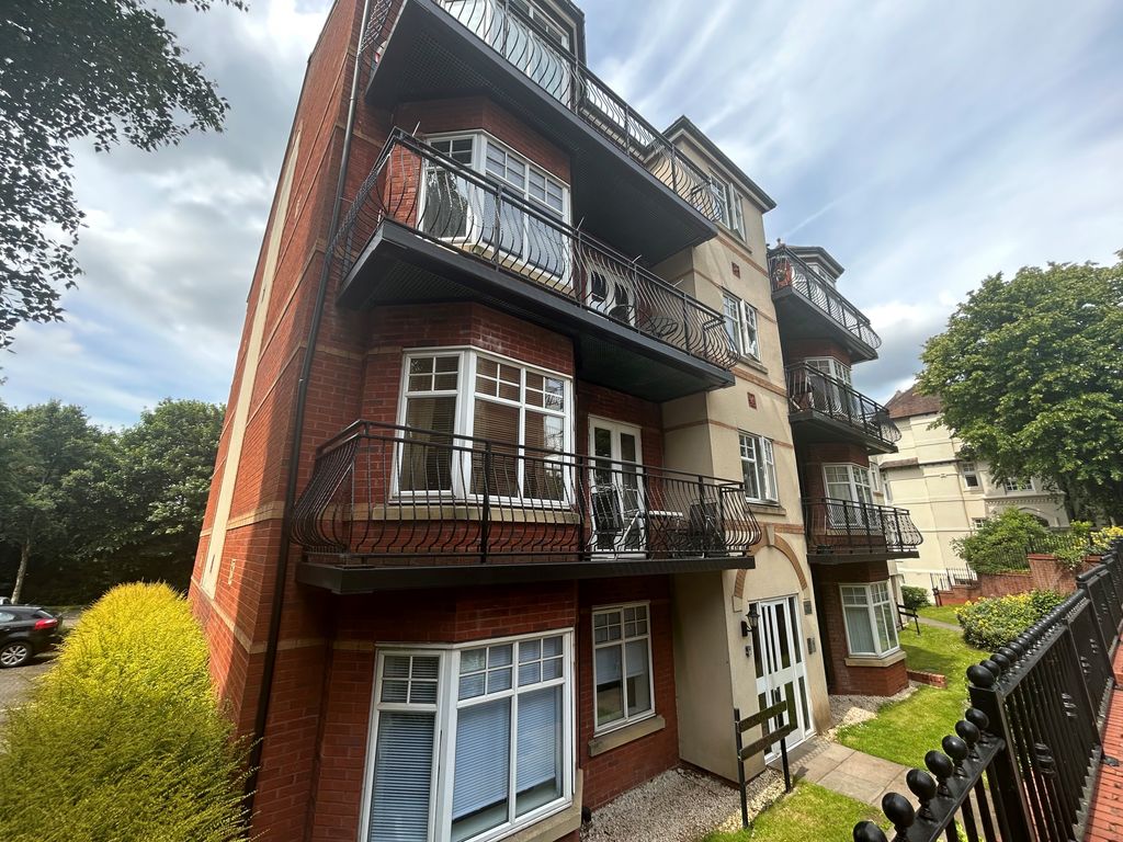 2 bed flat to rent in Pennant Court, Penn Road, Wolverhampton WV3, £950