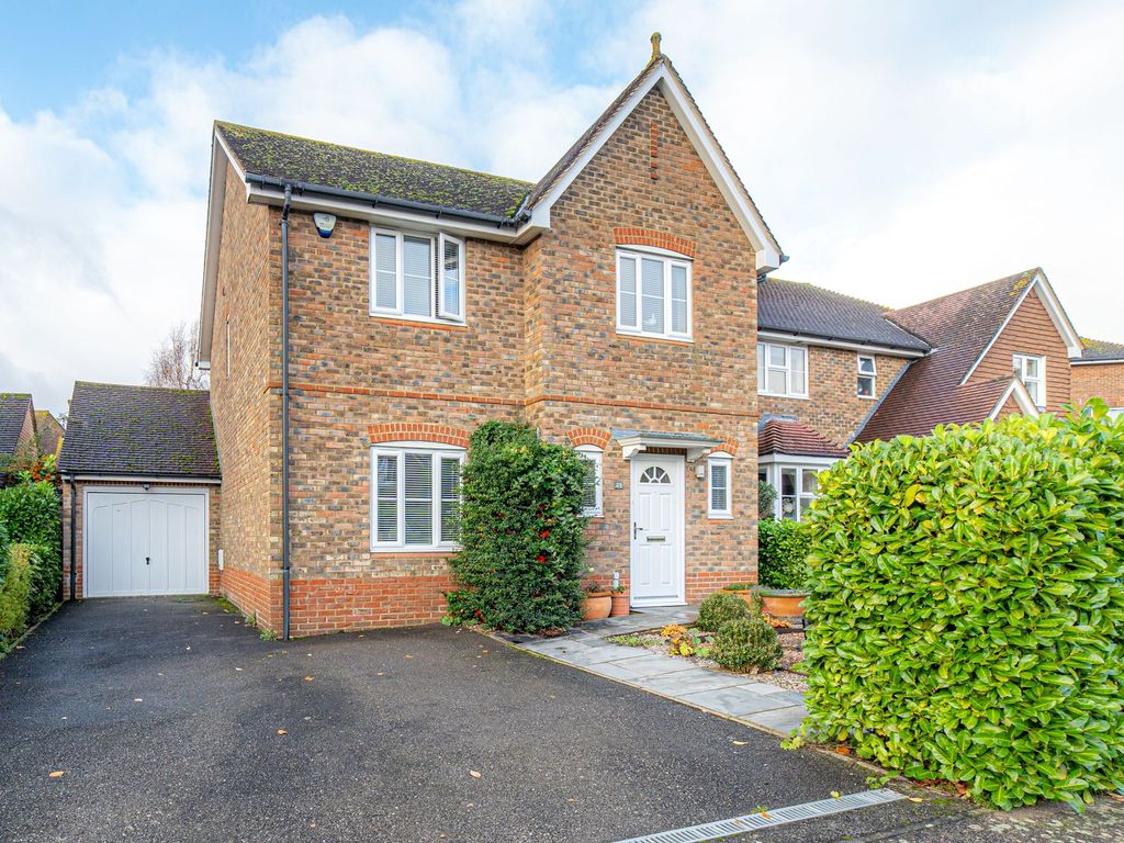 4 bed detached house for sale in Dexter Close, Kennington TN25, £