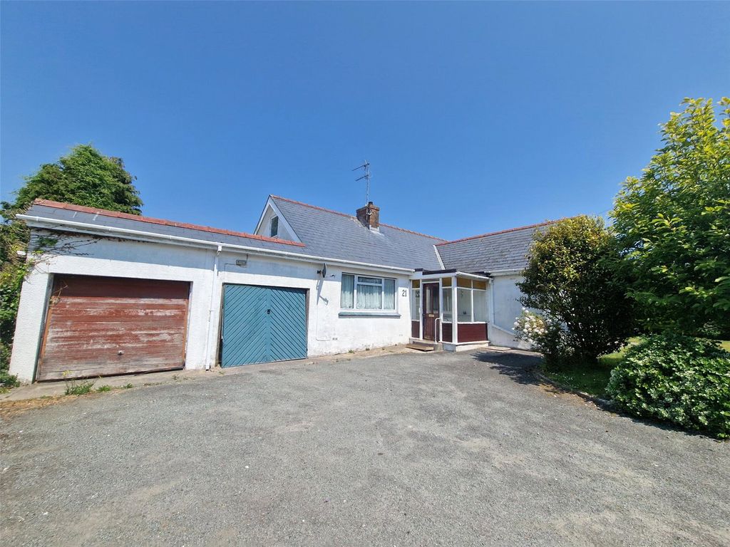 5 bed bungalow for sale in Upper Lamphey Road, Pembroke, Pembrokeshire