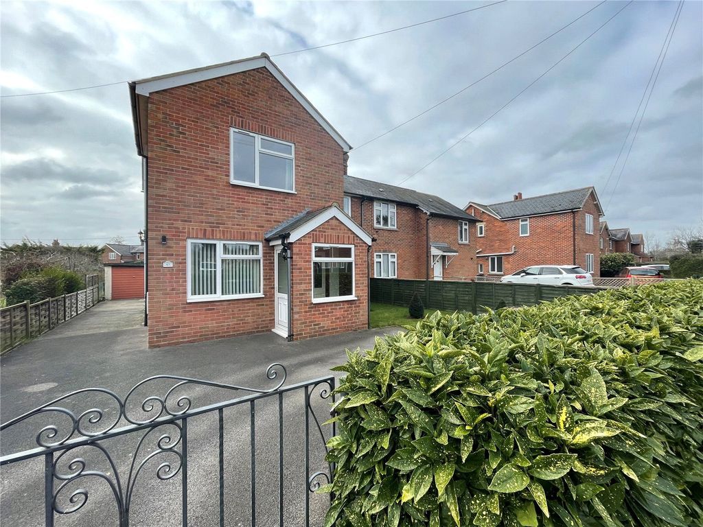 4 bed semidetached house for sale in Bucknell Road, Bicester