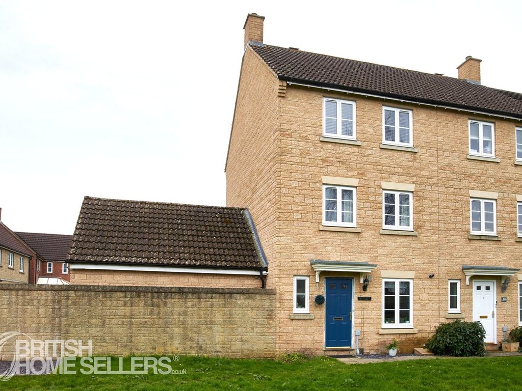4 bed semidetached house for sale in Stickleback Road, Calne