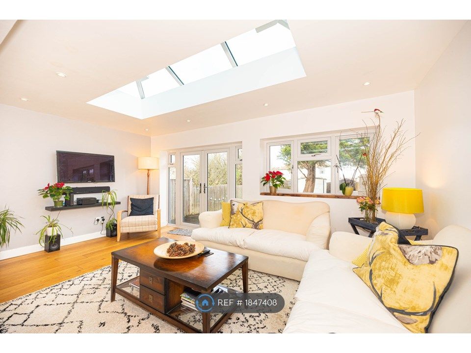 4 bed detached house to rent in Cardinal Avenue, Morden SM4, £2,700 pcm