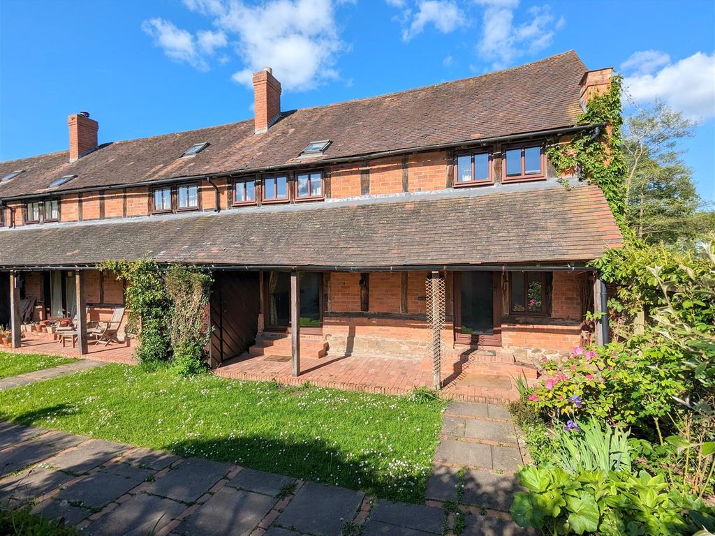 3 bed barn conversion for sale in Norrest Court, Leigh Sinton, Nr