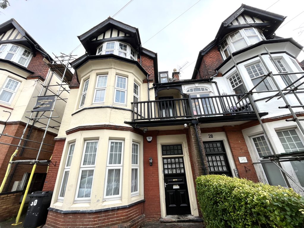 Room to rent in Palmerston Road, WestcliffOnSea SS0, £800 pcm Zoopla