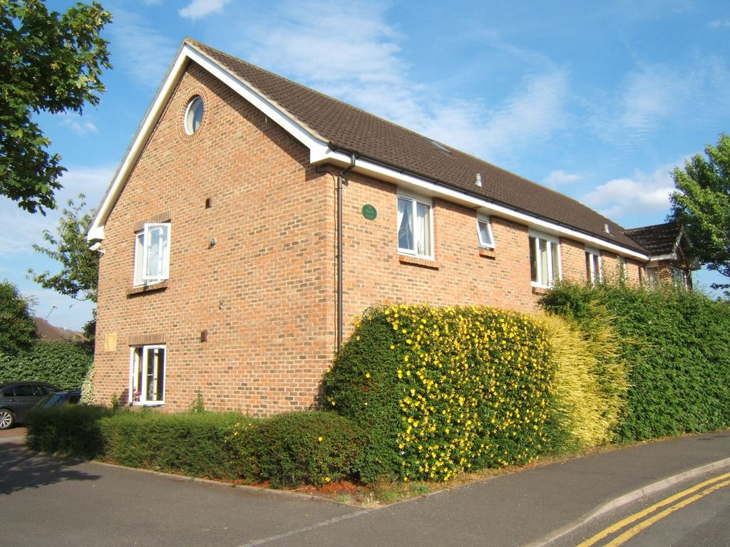 2 bed flat to rent in The Weint, Drift Close, Colnbrook SL3, £1,200 pcm