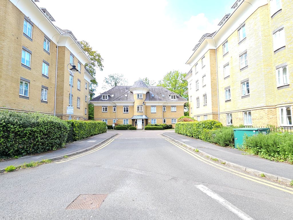 3 bed flat for sale in Century Court, Horsell, Woking GU21, £400,000