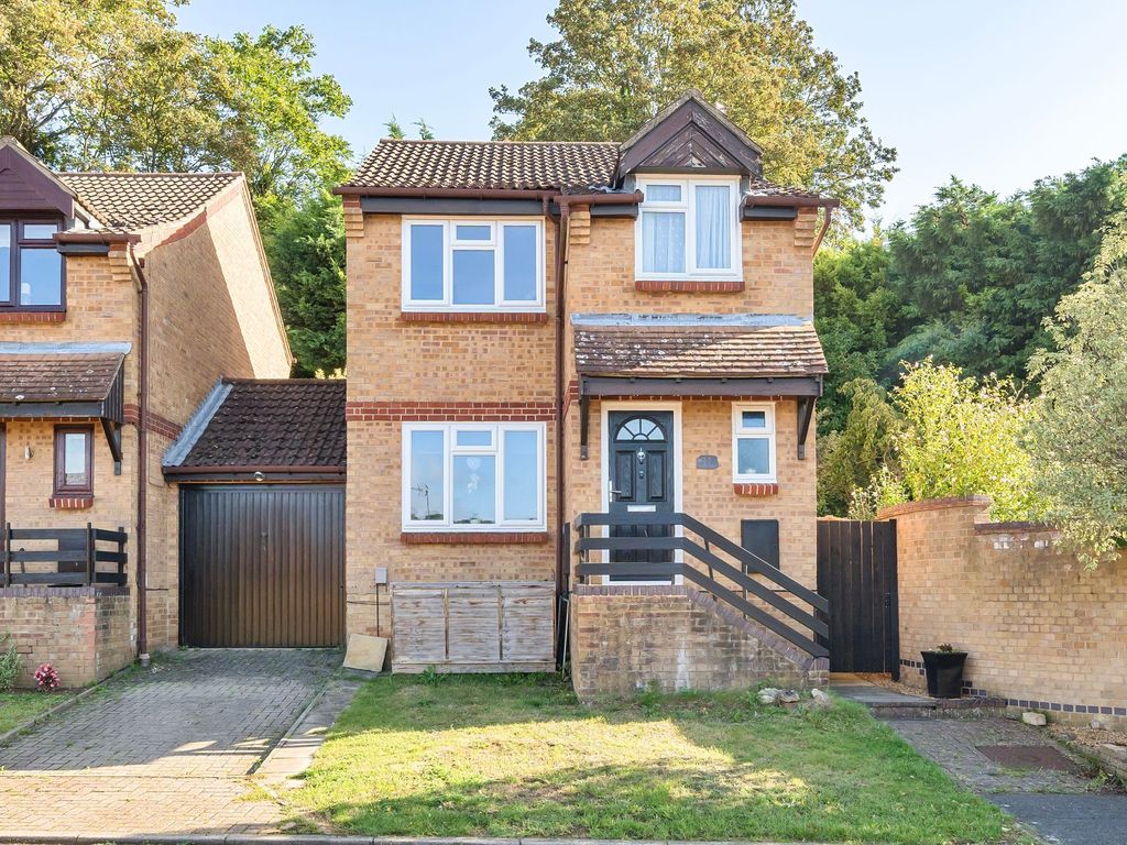 3 bed linkdetached house for sale in Millbrook Close, Maidstone ME15