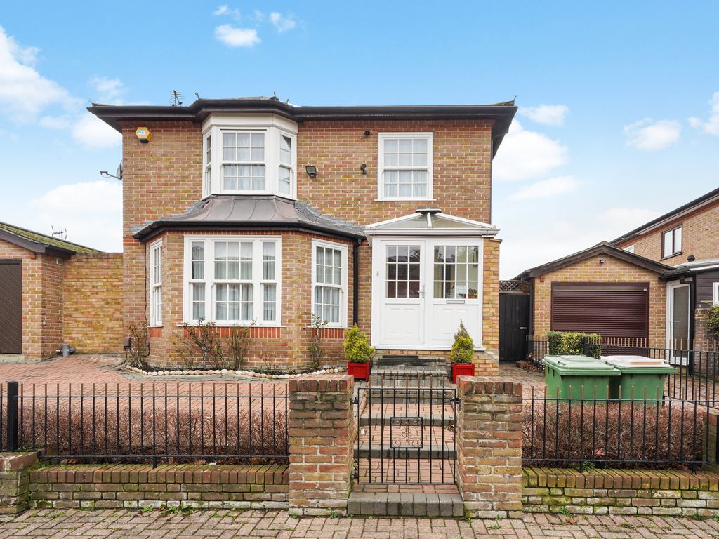 5 bed detached house for sale in Dewberry Gardens, London E6, £795,000