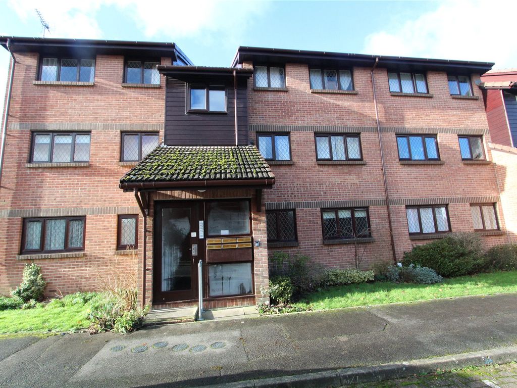 2 bed flat for sale in Drum Mead, Petersfield, Hampshire GU32 Zoopla