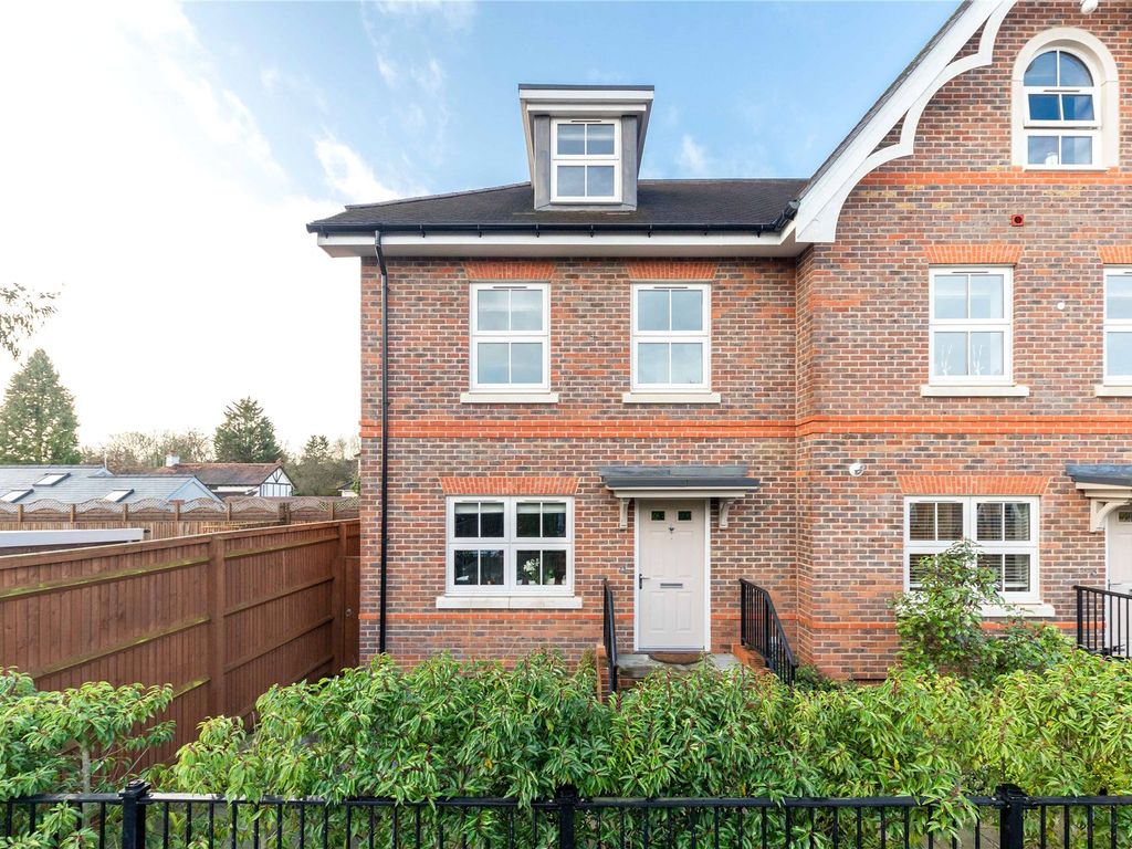 4 bed detached house for sale in Cutlers Close, Maidenhead, Maidenhead