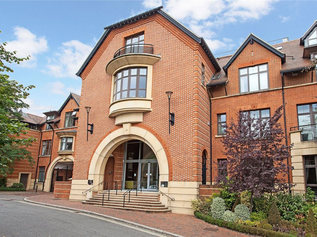 2 bed flat to rent in Royal Apartments, Perpetual House, Station Road