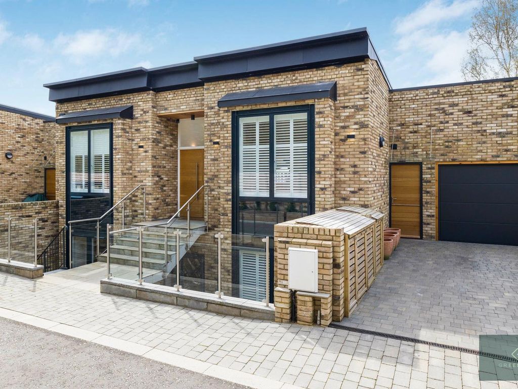 4 bed detached house to rent in Pump House Lane, Hoddesdon Road