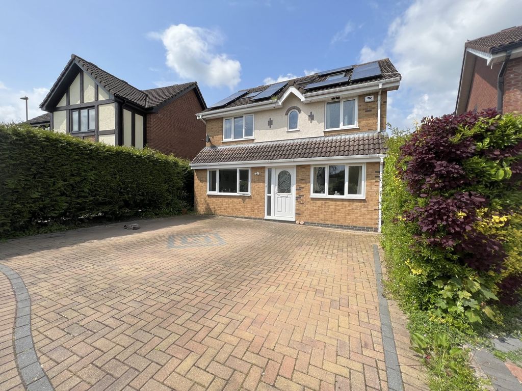 5 bed detached house for sale in The Cornfields, Hatch Warren