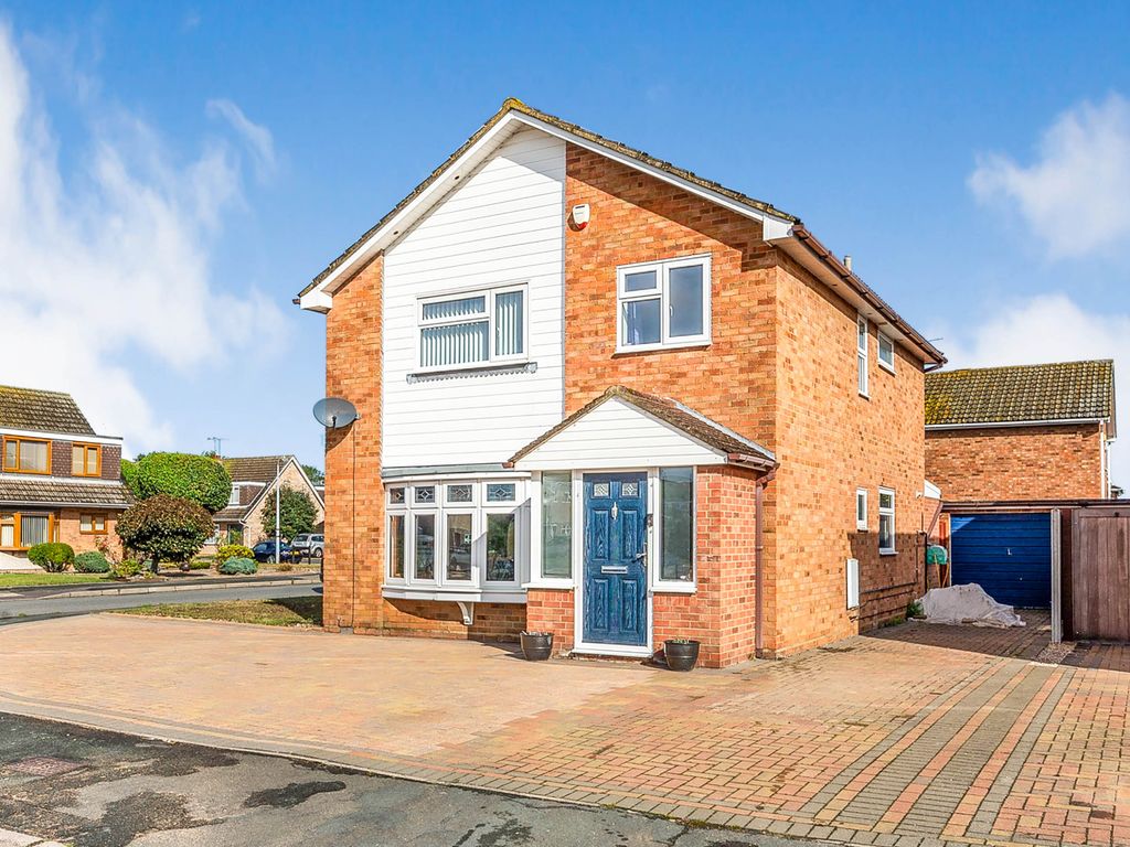 4 bed detached house for sale in Larch Walk, Heybridge, Maldon CM9, £