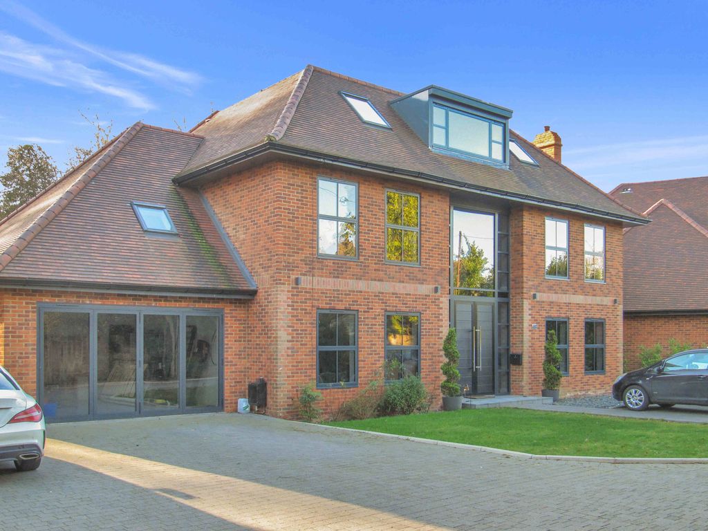 6 bed detached house to rent in Pinewood Close, Iver, Buckinghamshire